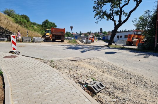 Úsek od viaduktu po křižovatku bude uzavřen. Ke garážím se nedostanete