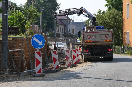 Ve Lhotkách se pracuje na opěrné zdi