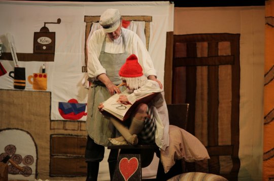 Malé děti pobavil dřevěný chlapeček