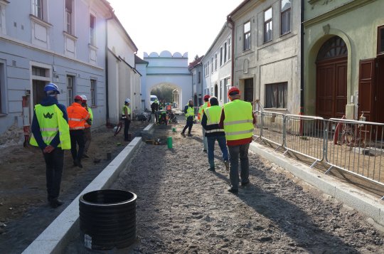 Do Vánoc má být část centra průjezdná. Opravy komplikuje stav pod zemí