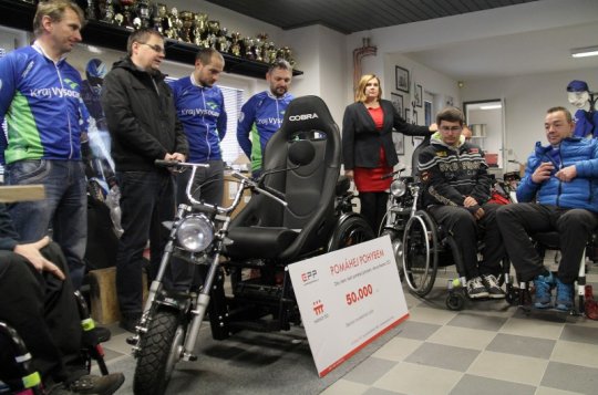 Handicapovaný Stanislav Hájek dostal díky nadaci i spoluobčanům nový vozík