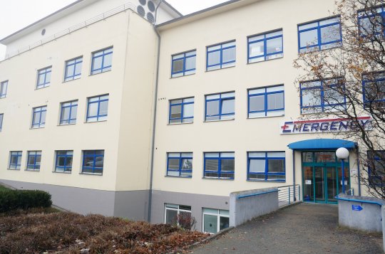 Novoměstská nemocnice zatepluje další budovy. Nového kabátu se dočká radiologie a stravovací provoz