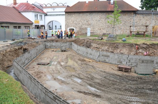 Rekonstrukce náměstí: Vsakovací objekt u brány odvodní Komenského ulici