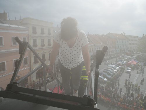Záchrana z hořící radnice přilákala stovky diváků