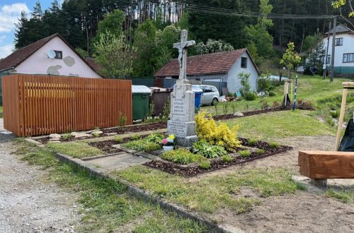 Úpravy kolem křížku jsou hotové