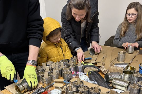 Skauti opět vyrábějí svíčky pro Ukrajinu. Pomůžete jim?