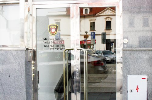 Lidé hledají pomoc u strážníků městské policie