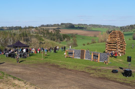 Čarodějnice na Fajtově kopci přilákaly stovky lidí