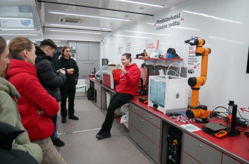 Digitální pojízdná laboratoř stojí na náměstí