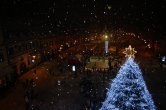 Město představilo adventní stánky s kluzištěm a rozsvítilo vánoční strom