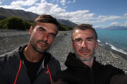 Neváhejte a cestujte. Dnes je to snadné, říkají Zdeněk Stupka a Jan Karásek