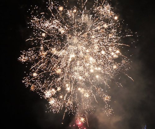 Ohňostroj rozzářil oblohu nad městem