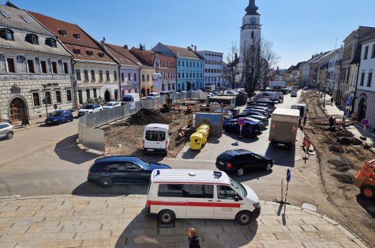Parkování na náměstí bude od pondělí dočasně zakázáno