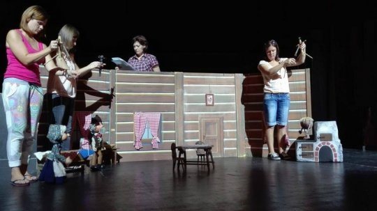 Herci s loutkami se představí na jedné scéně, v pohádce O Koblížkovi