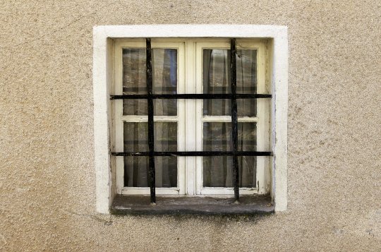 Opilý muž se pokoušel vloupat do domu v Lavičkách