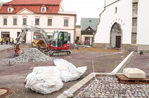 Dlažba přibývá před radnicí a kolem kostela. Brzy ji dostane i Radnická