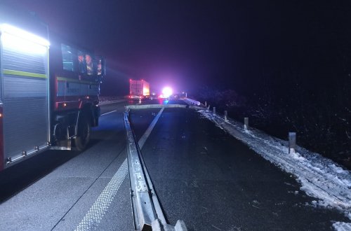 Nehoda a poškozená auta včera blokovaly provoz na dálnici D1