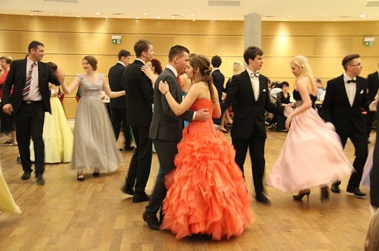 Barevný ples zakončil taneční kurzy pro mládež