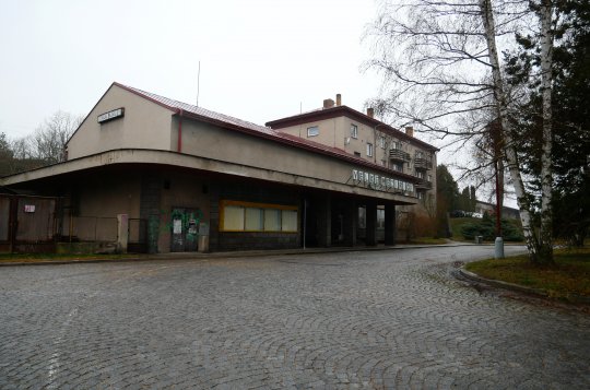 Opilý muž urážel na nádraží studenty