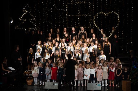 Sbory potěšily zaplněný velký sál