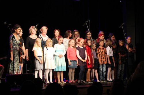 Iva Bittová zahájila Kulturní léto se sborem Babačka