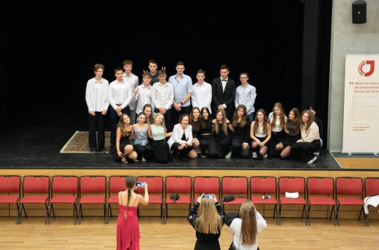 Na závěr si zatančili v civilu