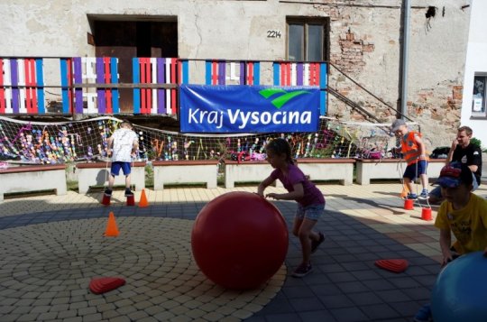 Děti v DÓZE létaly na koštěti a házely míčem do obruče 