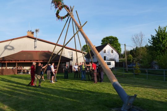 Májka v Olší od středy stojí