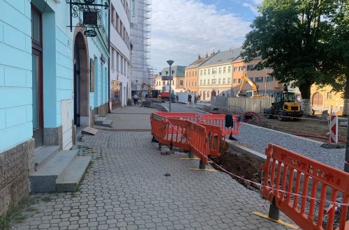 Začíná rozebírání chodníku na horní straně
