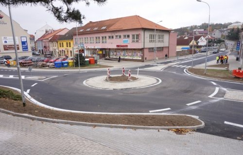 Okružní křižovatka na Hornoměstské je hotová