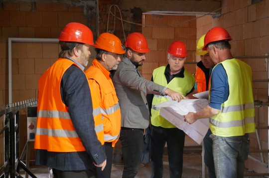 Stavba bytového domu pro seniory pokračuje