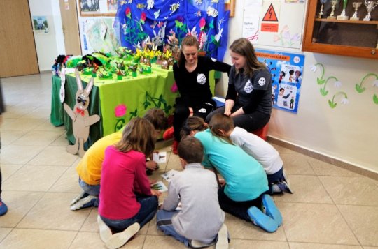 Děti v ZŠ Mostiště s Dózou – SVČ slavily Den Země