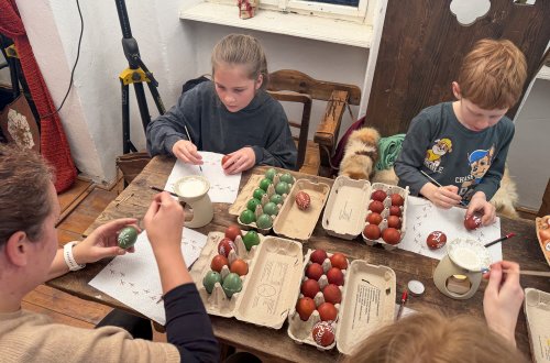 Velikonoční tvoření na katovně přilákalo milovníky tradic