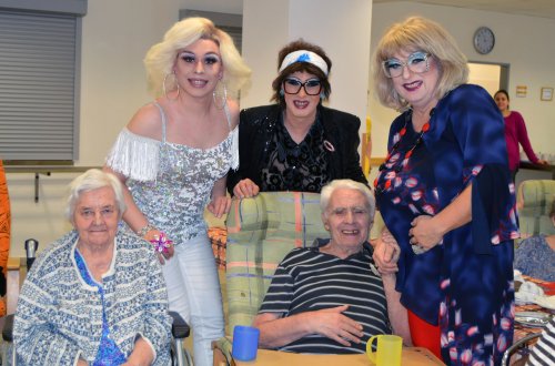 Kabaretní skupina Scandalladies roztančila seniory i personál
