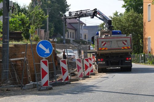 Ve Lhotkách se pracuje na opěrné zdi