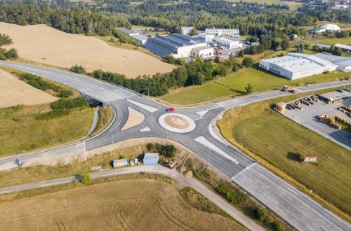 Na okružní křižovatce se střetla dvě vozidla
