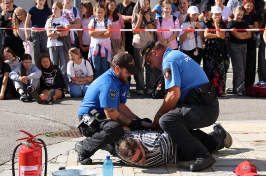 Na náměstí blikaly modré majáky