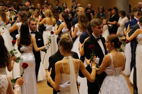 Tanečníci a tanečnice doslova zaplnili celý velký sál