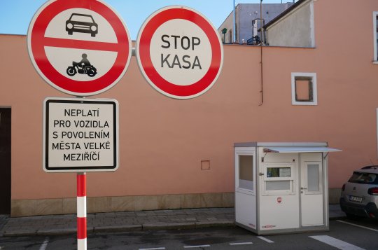 Řidiči za vjezd na náměstí dočasně nebudou platit