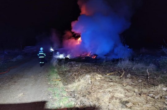 V noci hořelo klestí u Kochánova