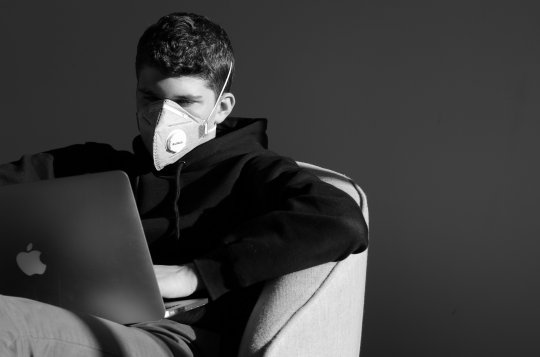 Vláda zakázala noční vycházení, omezila otevírací dobu obchodů