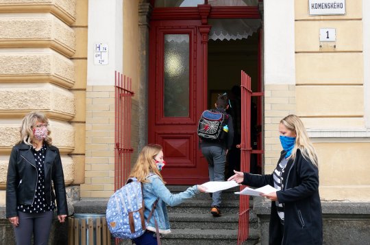 Žáci mohou chodit do škol. Docházka je dobrovolná