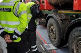 Policejní kontroly se zaměřily na nákladní vozidla převážející dřevo