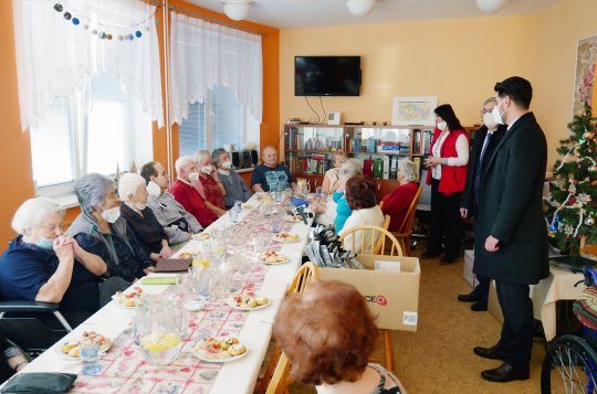 Návštěva vedení města udělala seniorům radost