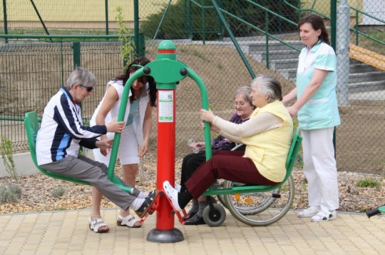 Park i hřiště jsou otevřeny k setkávání generací
