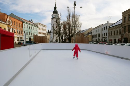 Zabruslit si na Náměstí můžete do 2. ledna, pak se kluziště přesune do Hrbova