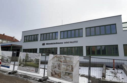 Na knihovně už svítí nápis