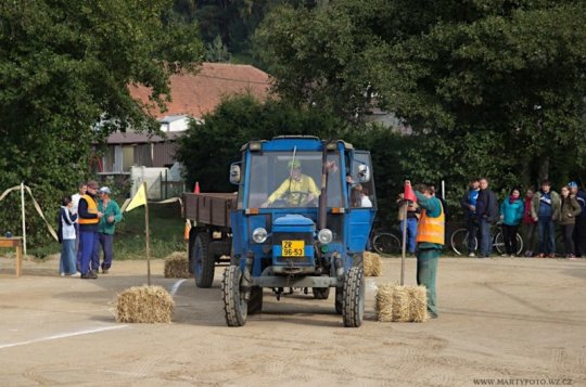 Traktoristé závodili v Mostištích