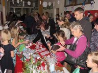 skolni-druzina-pomaha- vanocni-jarmark-img-7835