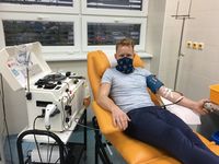 FOTO -_DAVID_KŘENEK_PŘI_ODBĚRU_KRVE